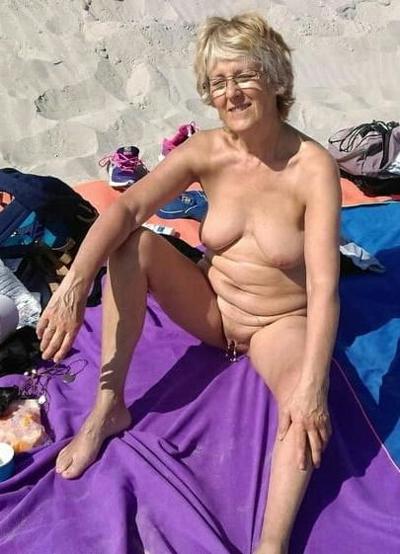 20P Mature ladies at the beach 6