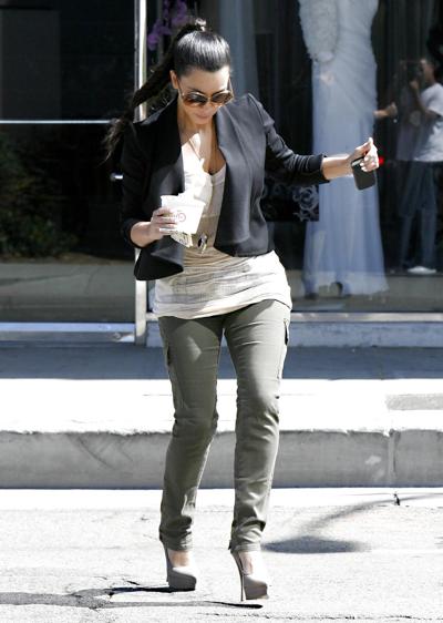 16P Kim Kardashian décolletée en noir se rend au restaurant Katsuya