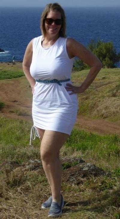 20P Mature ladies braless cleavage pokies 138
