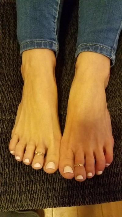 25P Friend's wife's pretty feet