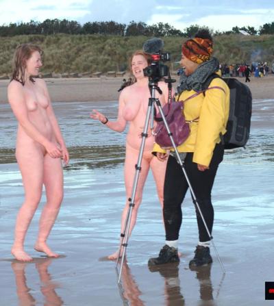 9P Nude girls doesn't feel that weather is too cold
