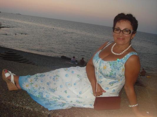 14P Busty Russian Woman 3657