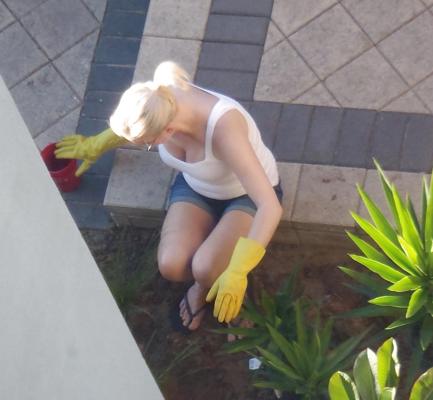 6P Mum in the Garden