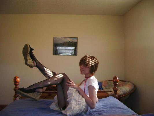 20P Short hair thin girl in fishnets