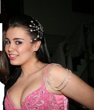 23P Brune aux gros seins