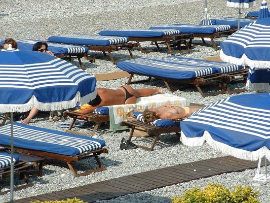 25P Voyeur sur la plage seins nus (spy tits on beach)