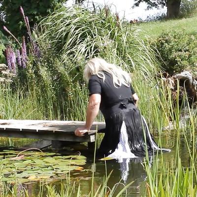 25P Sissy badet voll bekleidet in einem Teich und wird dabei beobachtet