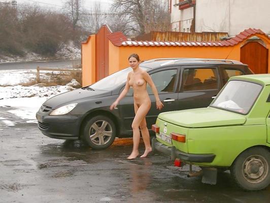 19P Naked girl in public in Italy and very sexy bunett