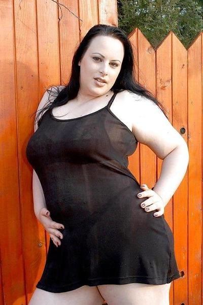 15P Bbw goth in the garden