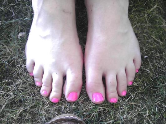 14P Crossdressing polka dot thongs and pink toe nails