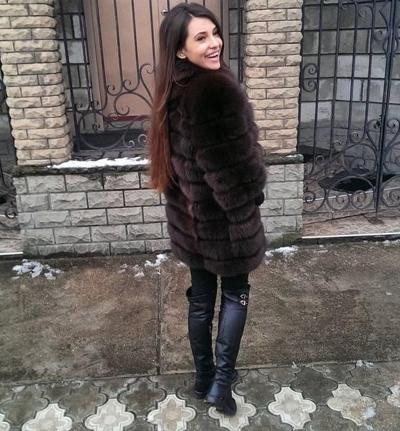 25P woman in fur coat 23