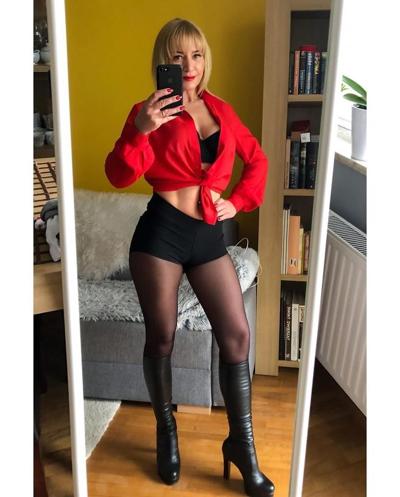 25P Hot amateur 47yo mature shows her legs in Nylon